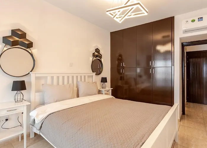 Seaside View 1-bedroom Apartment! *