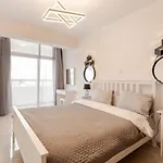 Seaside View 1-bedroom Apartment! شقة *