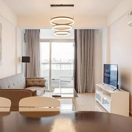 Seaside View 1-bedroom Apartment! דירה