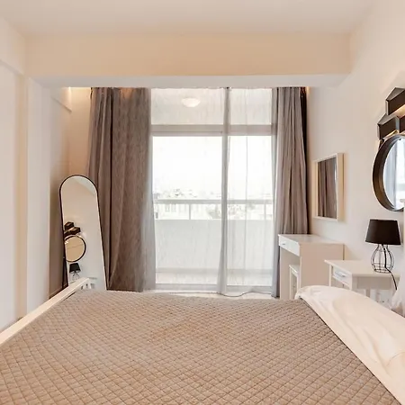 Seaside View 1-bedroom Apartment! * לרנקה