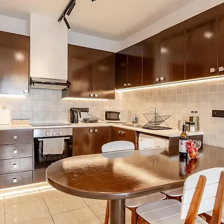 Seaside View 1-bedroom Apartment! * לרנקה