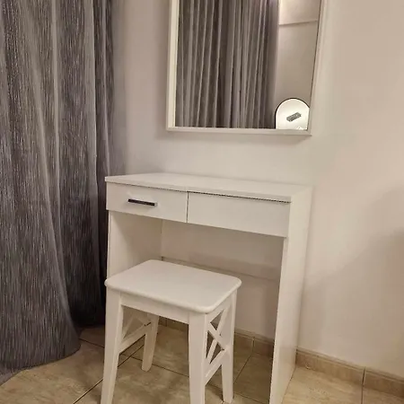 Seaside View 1-bedroom Apartment! דירה לרנקה