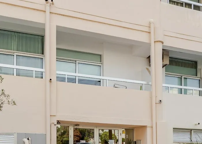 Seaside View 1-bedroom Apartment! アパート *