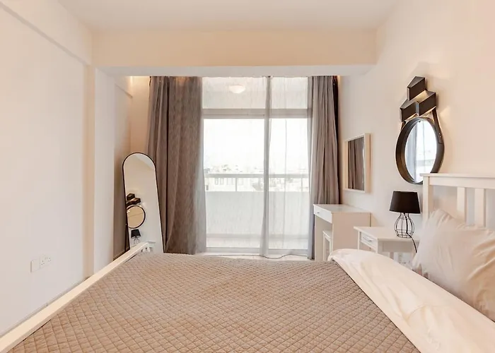 Seaside View 1-bedroom Apartment! * ラルナカ